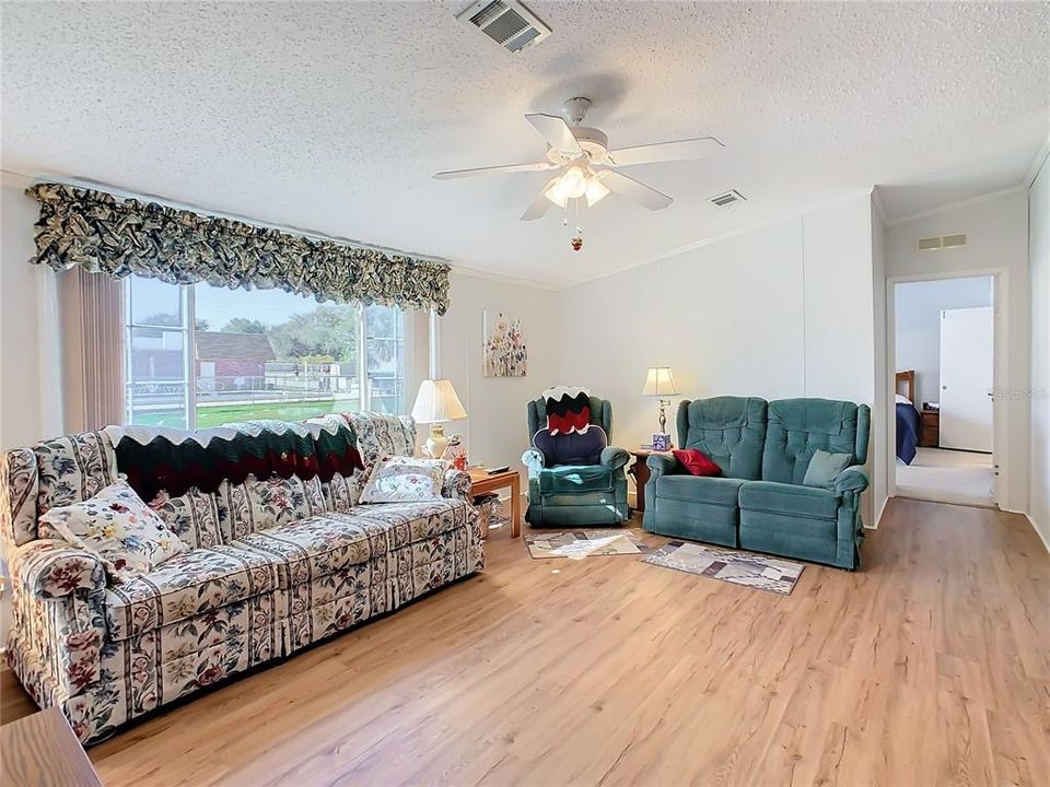 For Sale: $199,000 (3 beds, 2 baths, 1404 Square Feet)