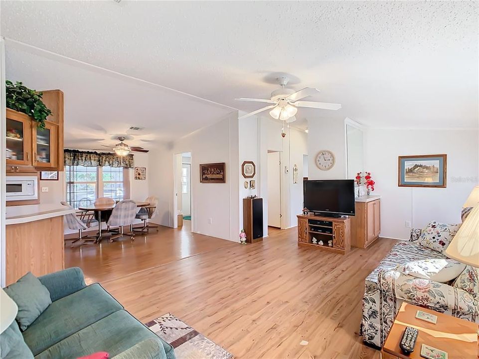 For Sale: $199,000 (3 beds, 2 baths, 1404 Square Feet)