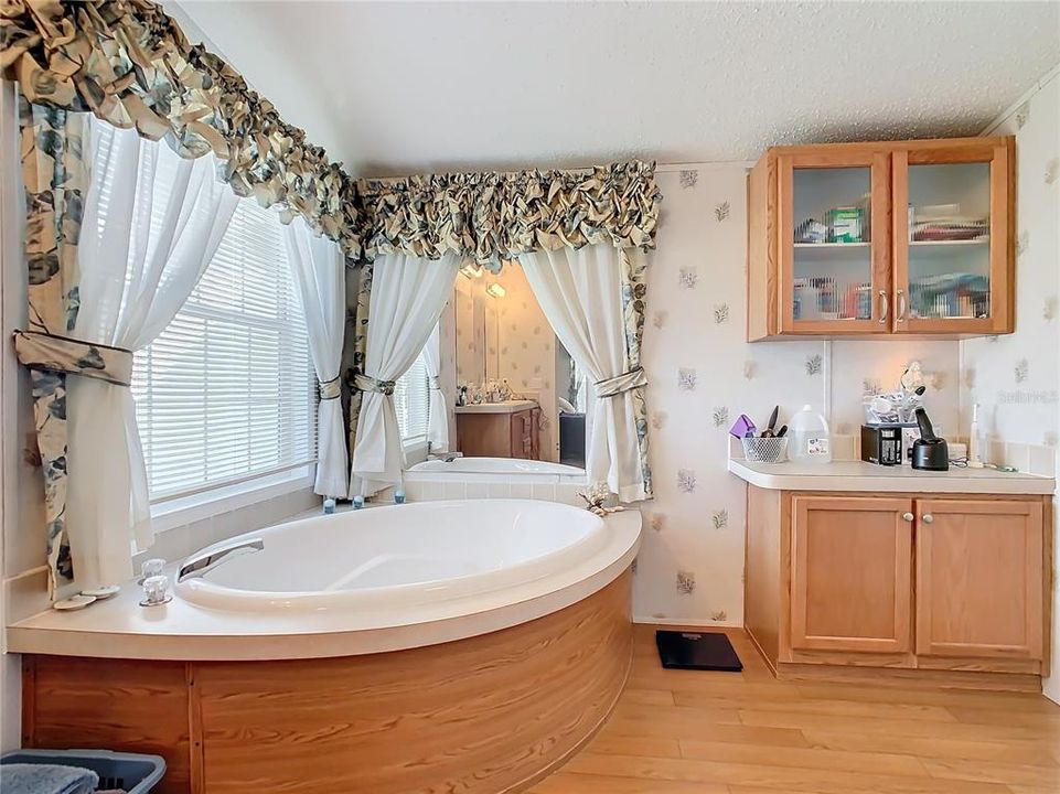 For Sale: $199,000 (3 beds, 2 baths, 1404 Square Feet)