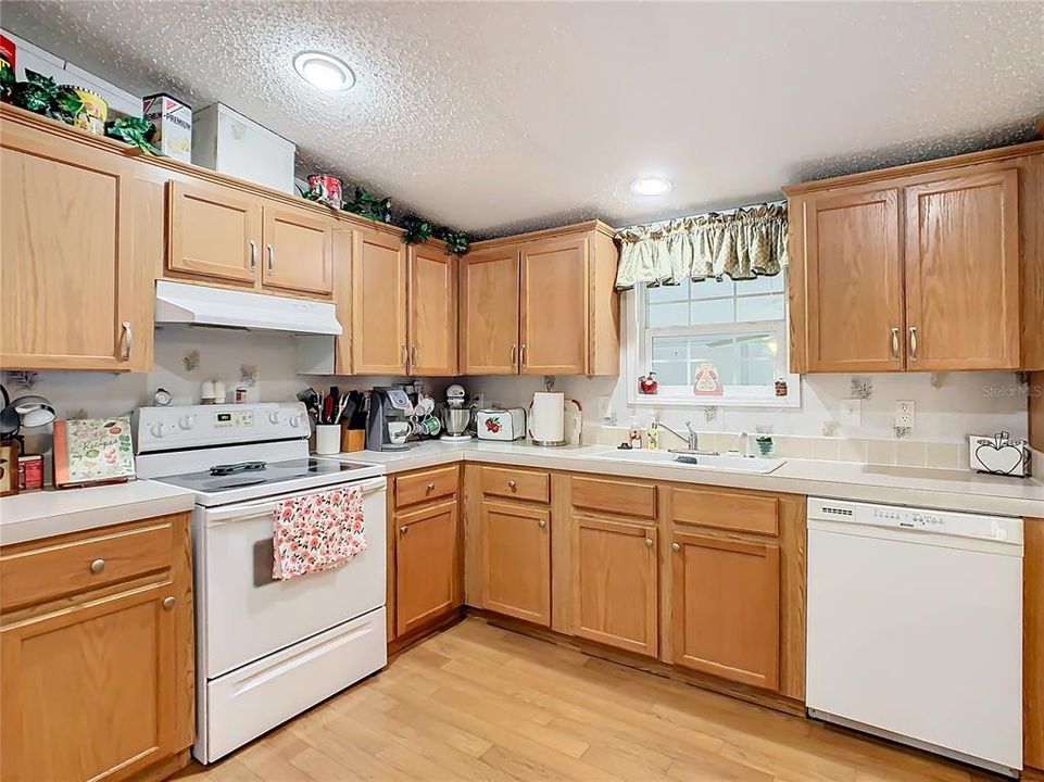 For Sale: $199,000 (3 beds, 2 baths, 1404 Square Feet)