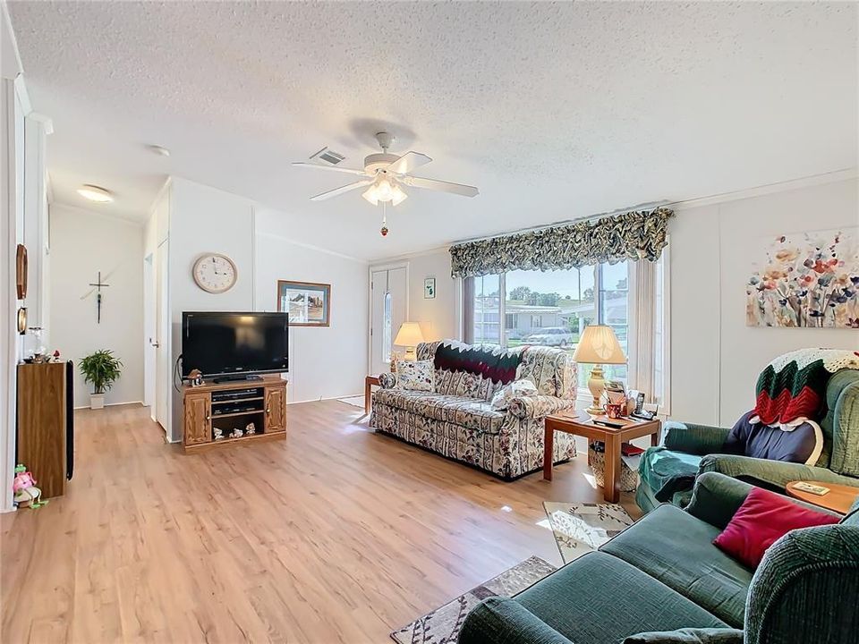 For Sale: $199,000 (3 beds, 2 baths, 1404 Square Feet)