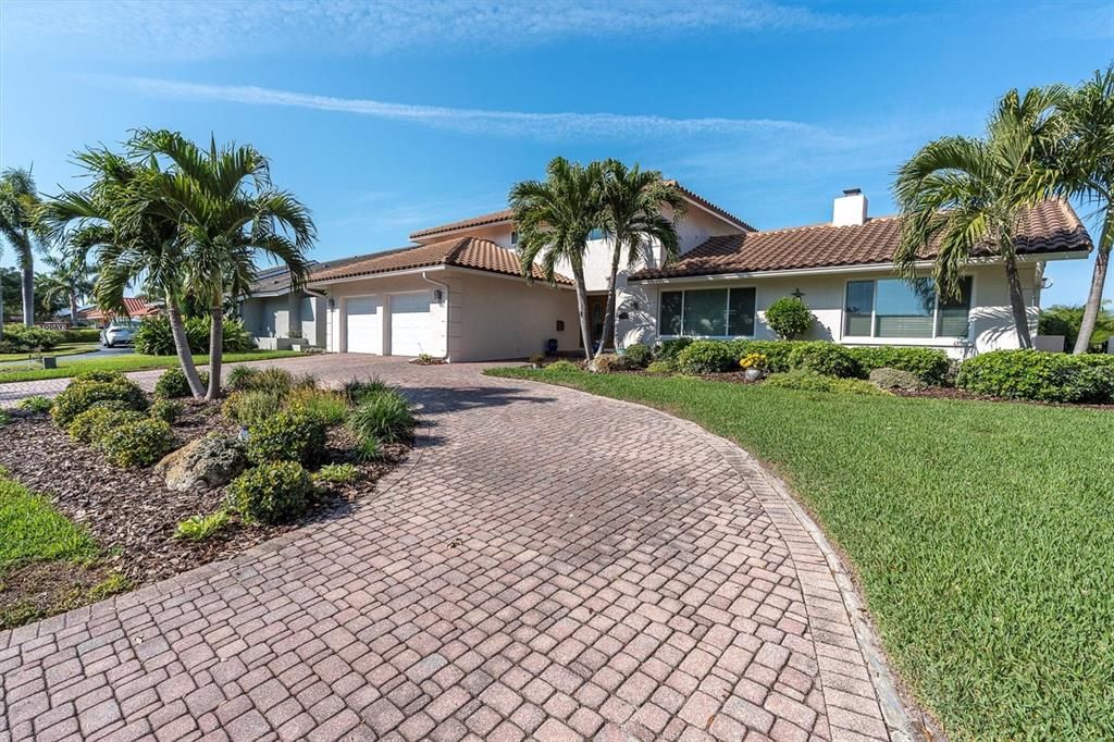 For Sale: $2,200,000 (4 beds, 3 baths, 3741 Square Feet)