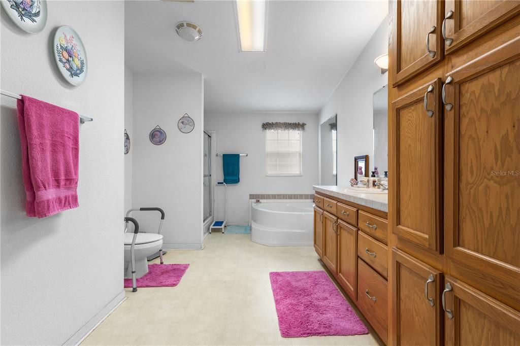 For Sale: $400,000 (4 beds, 2 baths, 2100 Square Feet)