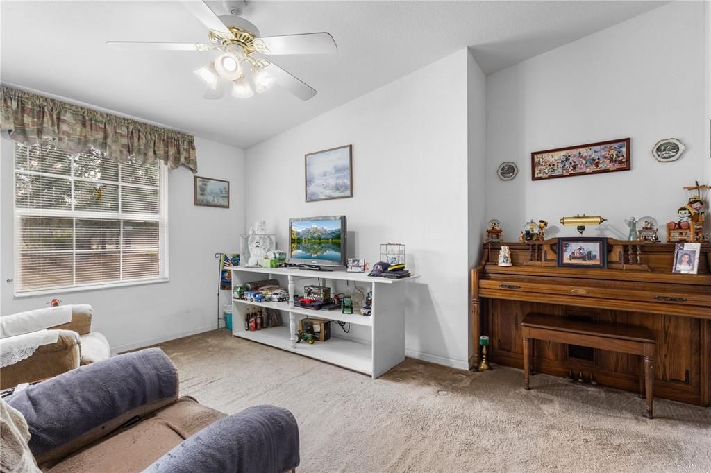 For Sale: $400,000 (4 beds, 2 baths, 2100 Square Feet)