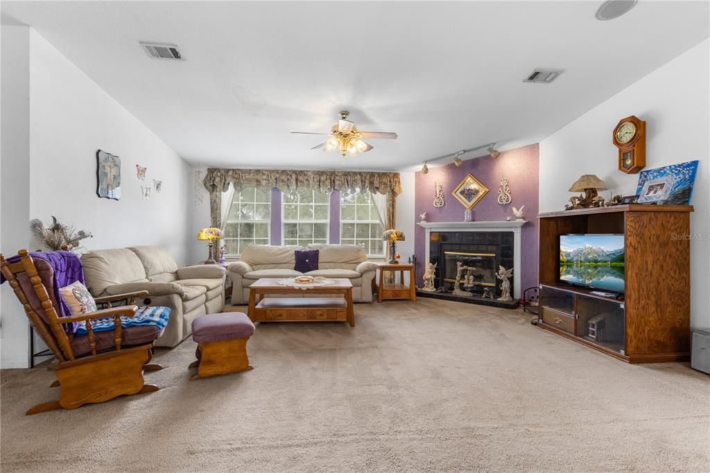 For Sale: $400,000 (4 beds, 2 baths, 2100 Square Feet)