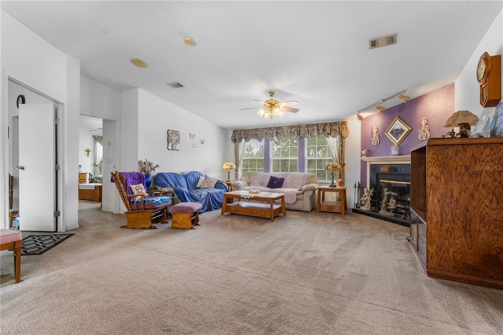 For Sale: $400,000 (4 beds, 2 baths, 2100 Square Feet)