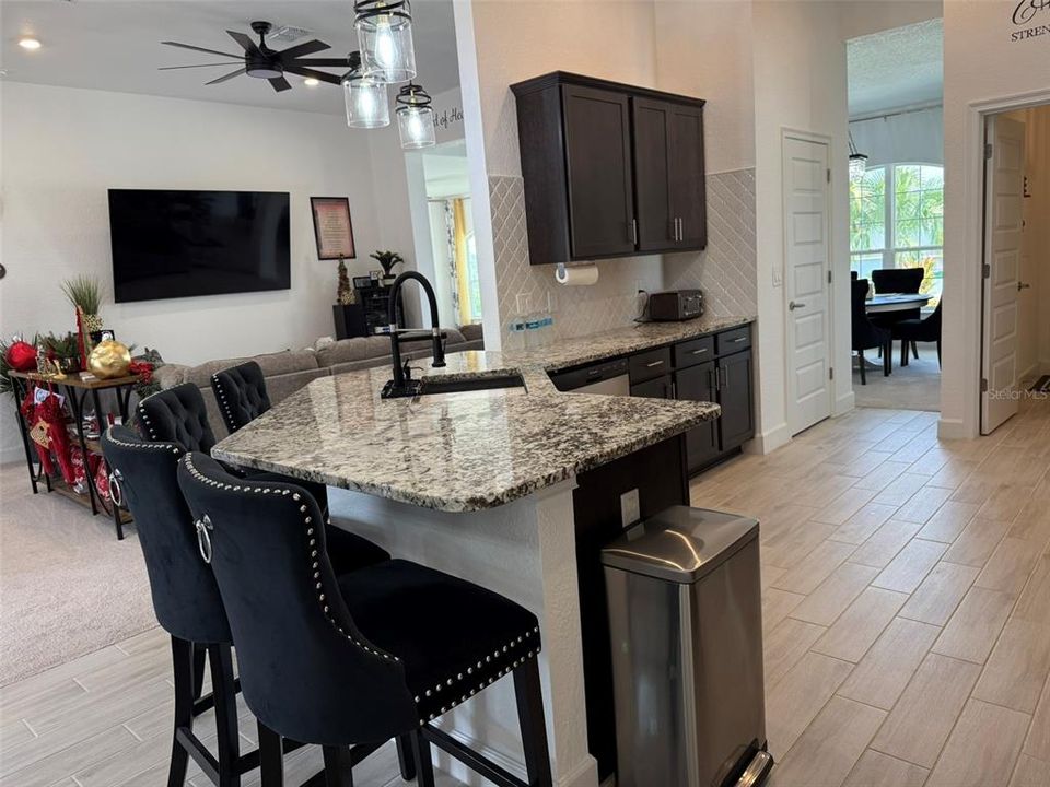 На продажу: $445,000 (4 спален, 2 ванн, 2330 Квадратных фут)