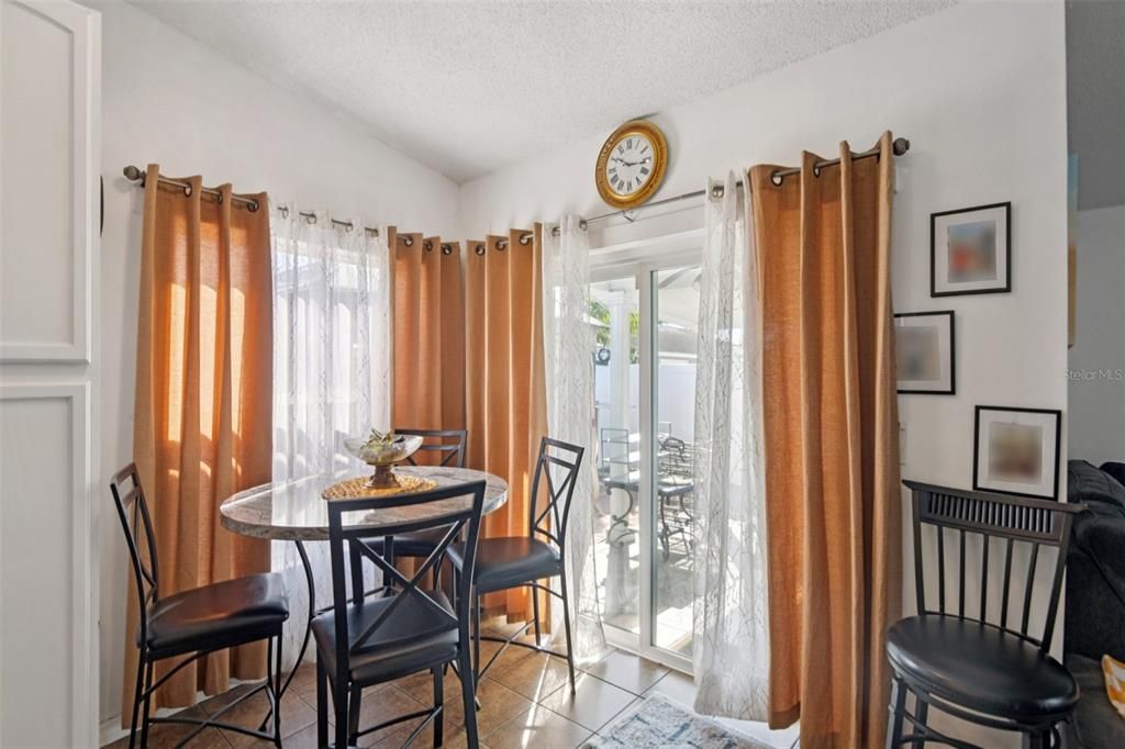 En Venta: $299,000 (2 camas, 1 baños, 900 Pies cuadrados)