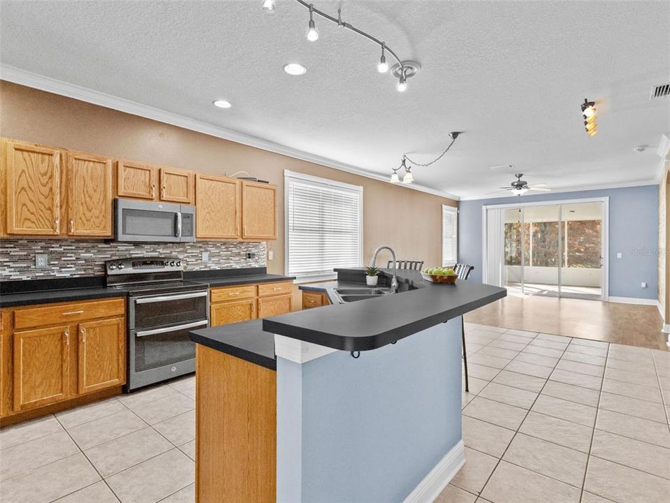 En Venta: $389,900 (4 camas, 2 baños, 1938 Pies cuadrados)