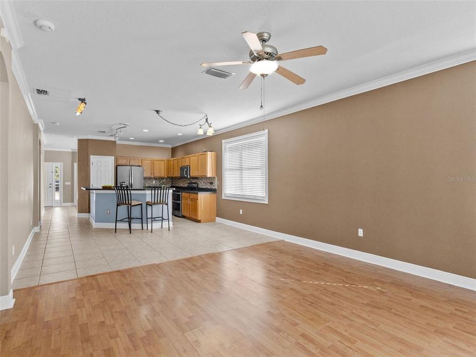 En Venta: $389,900 (4 camas, 2 baños, 1938 Pies cuadrados)