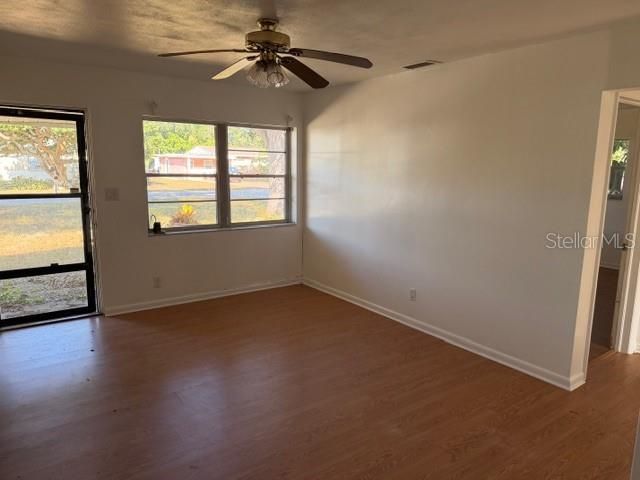 На продажу: $233,000 (2 спален, 1 ванн, 1148 Квадратных фут)