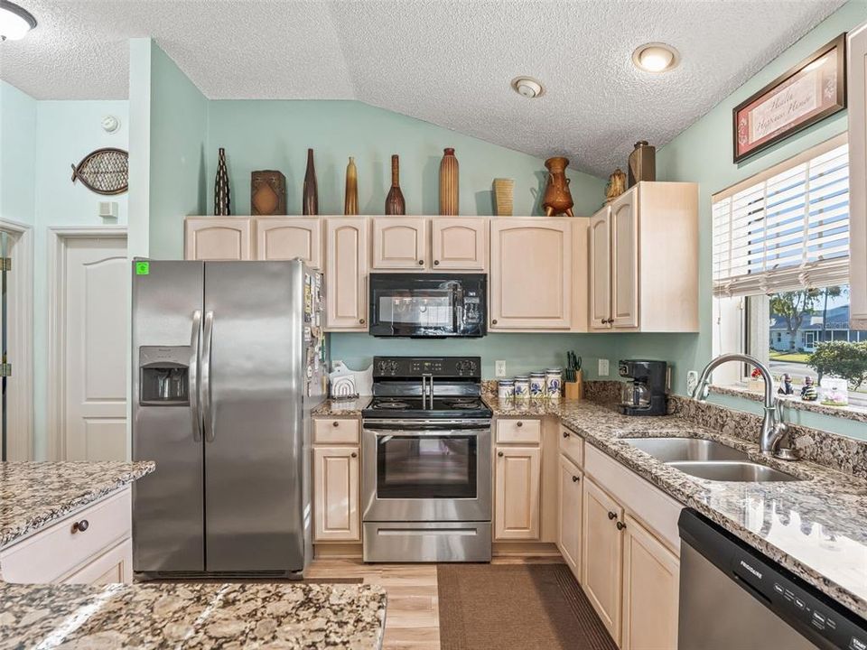 For Sale: $359,900 (2 beds, 2 baths, 1392 Square Feet)