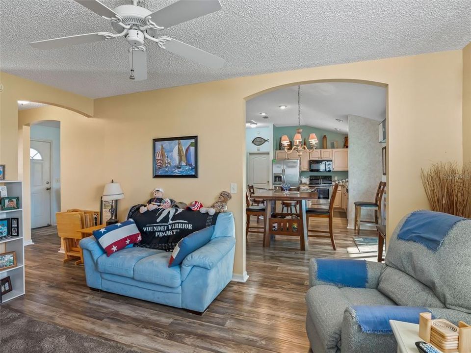 For Sale: $359,900 (2 beds, 2 baths, 1392 Square Feet)