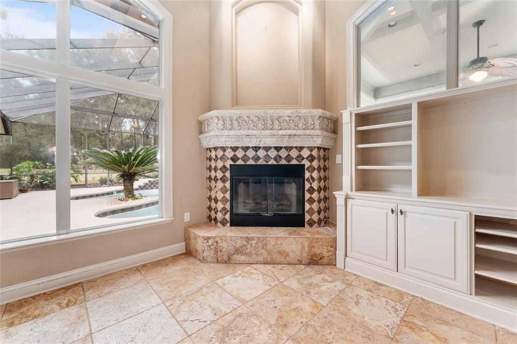 合同活跃: $999,000 (4 贝兹, 4 浴室, 4016 平方英尺)