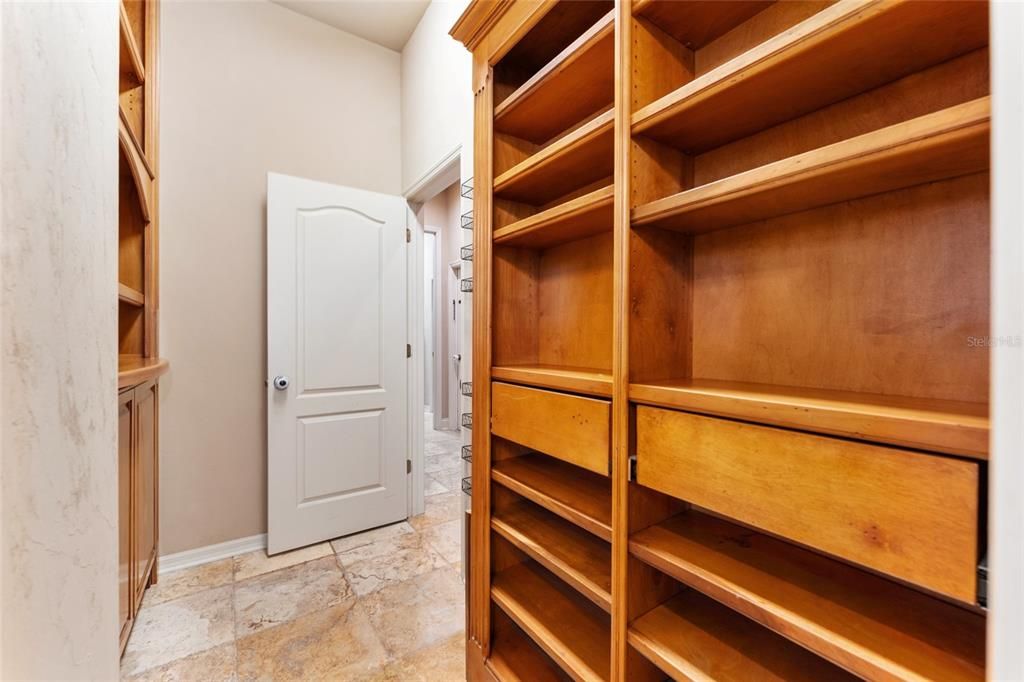 合同活跃: $999,000 (4 贝兹, 4 浴室, 4016 平方英尺)