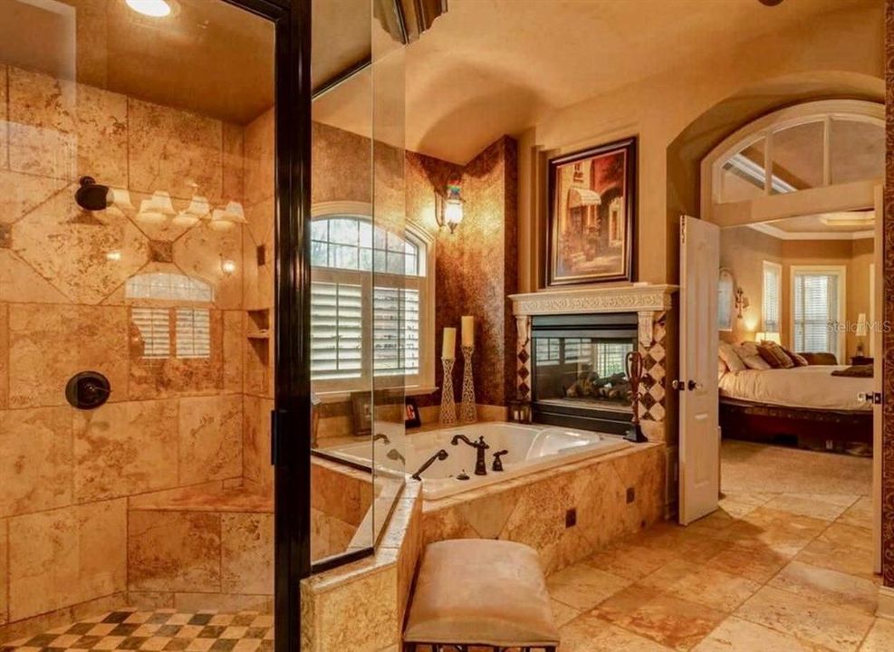 合同活跃: $999,000 (4 贝兹, 4 浴室, 4016 平方英尺)