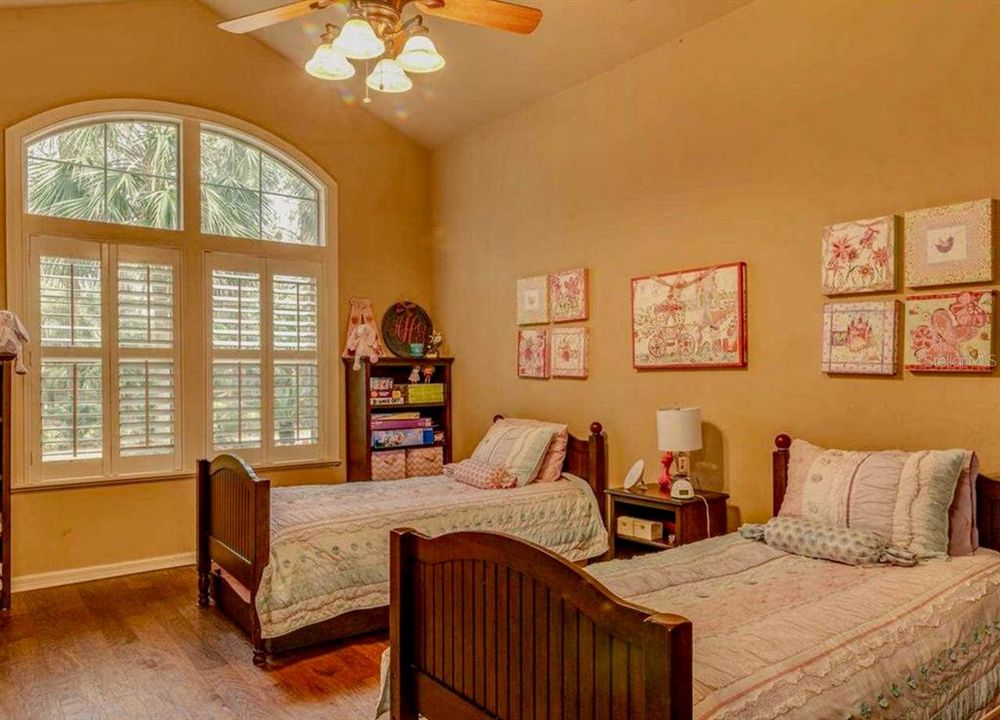 合同活跃: $999,000 (4 贝兹, 4 浴室, 4016 平方英尺)