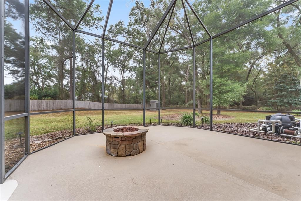 合同活跃: $999,000 (4 贝兹, 4 浴室, 4016 平方英尺)