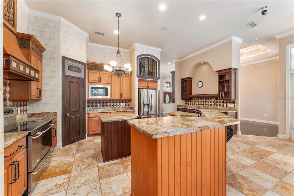 合同活跃: $999,000 (4 贝兹, 4 浴室, 4016 平方英尺)