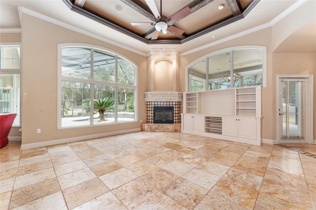 合同活跃: $999,000 (4 贝兹, 4 浴室, 4016 平方英尺)