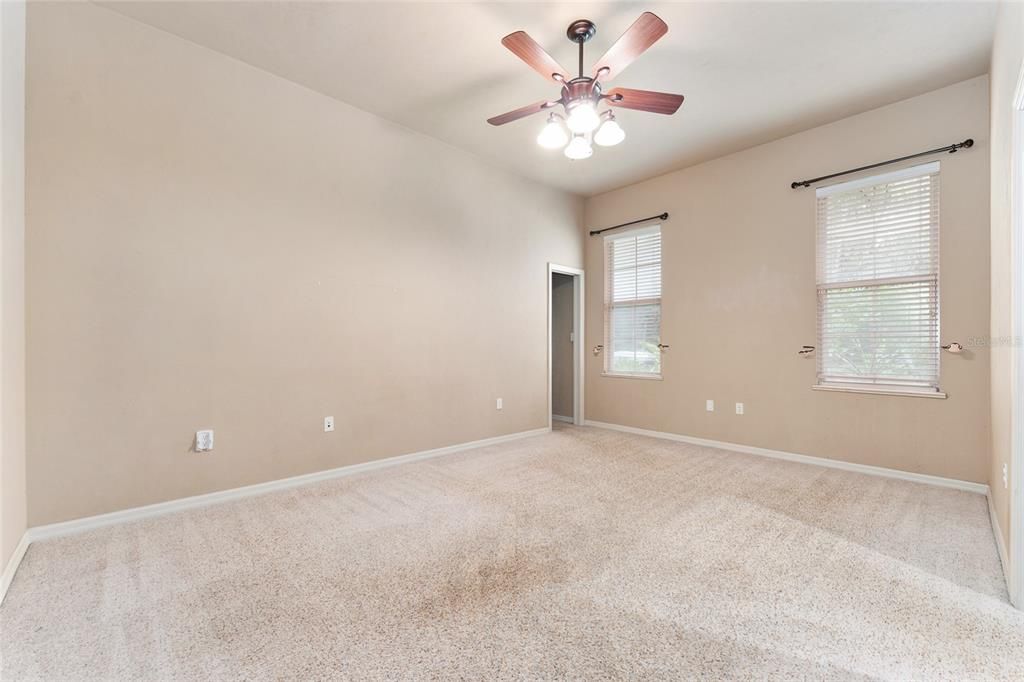 合同活跃: $999,000 (4 贝兹, 4 浴室, 4016 平方英尺)