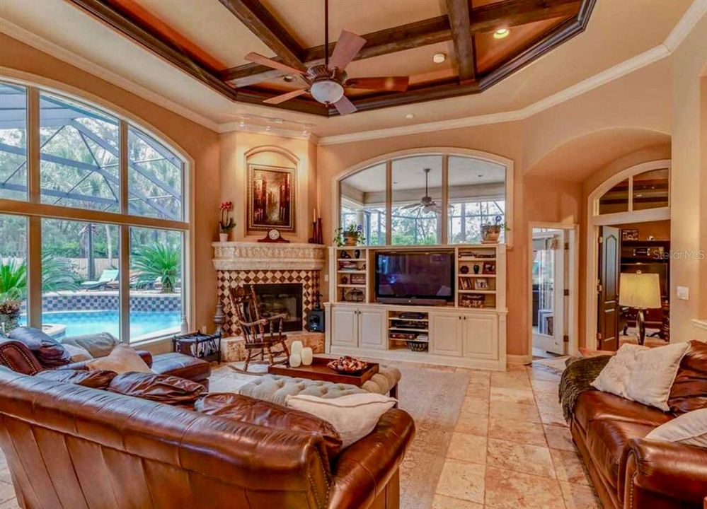 合同活跃: $999,000 (4 贝兹, 4 浴室, 4016 平方英尺)