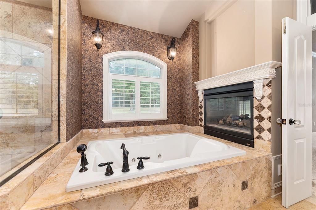 合同活跃: $999,000 (4 贝兹, 4 浴室, 4016 平方英尺)