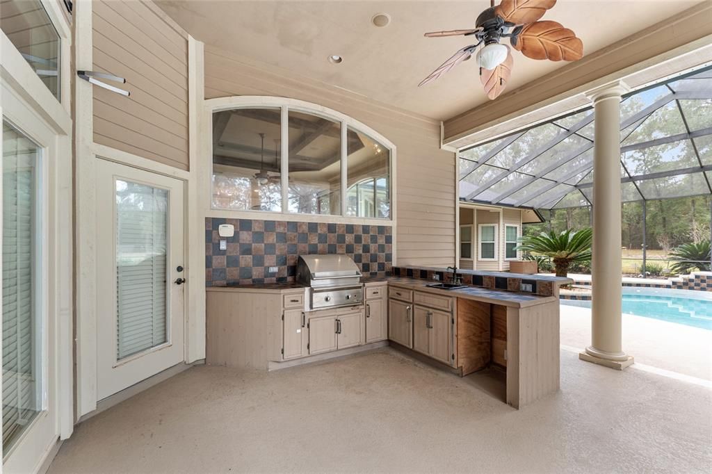 合同活跃: $999,000 (4 贝兹, 4 浴室, 4016 平方英尺)