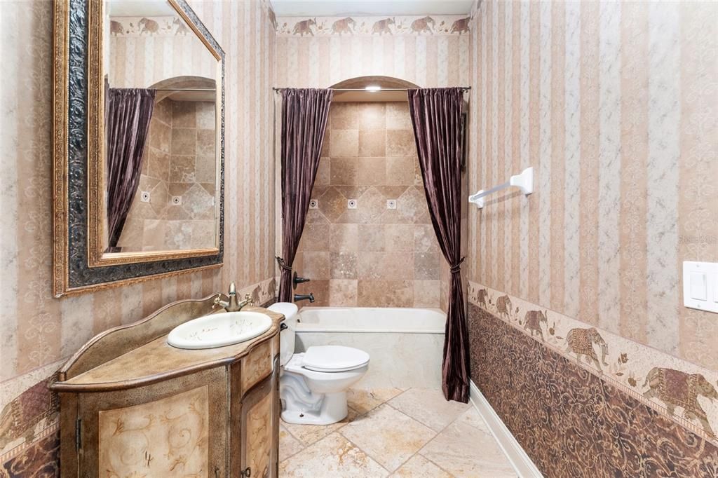 合同活跃: $999,000 (4 贝兹, 4 浴室, 4016 平方英尺)