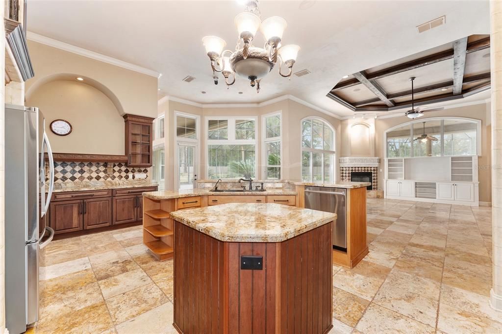 合同活跃: $999,000 (4 贝兹, 4 浴室, 4016 平方英尺)