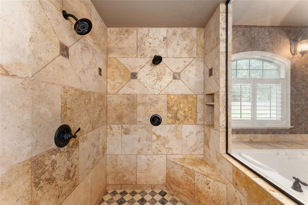 合同活跃: $999,000 (4 贝兹, 4 浴室, 4016 平方英尺)