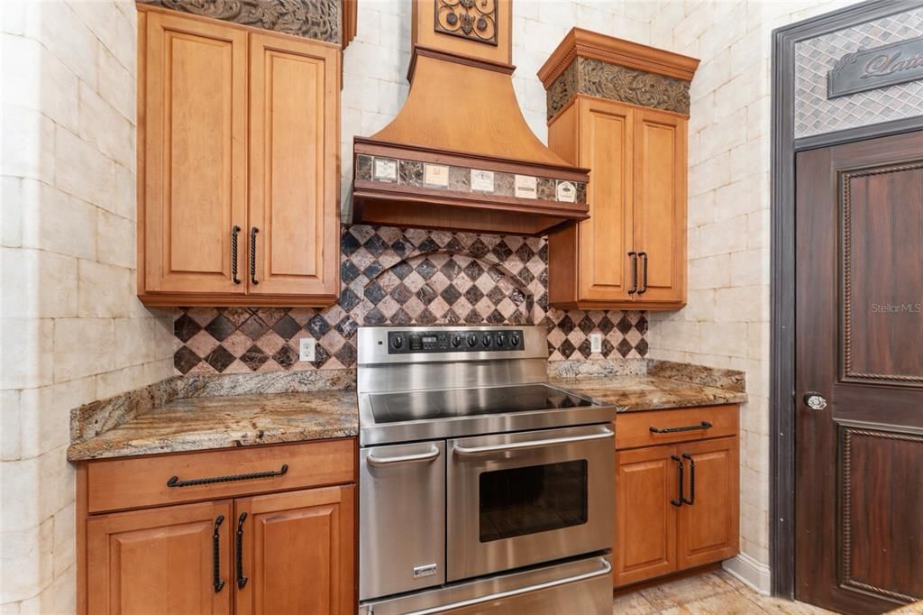 合同活跃: $999,000 (4 贝兹, 4 浴室, 4016 平方英尺)