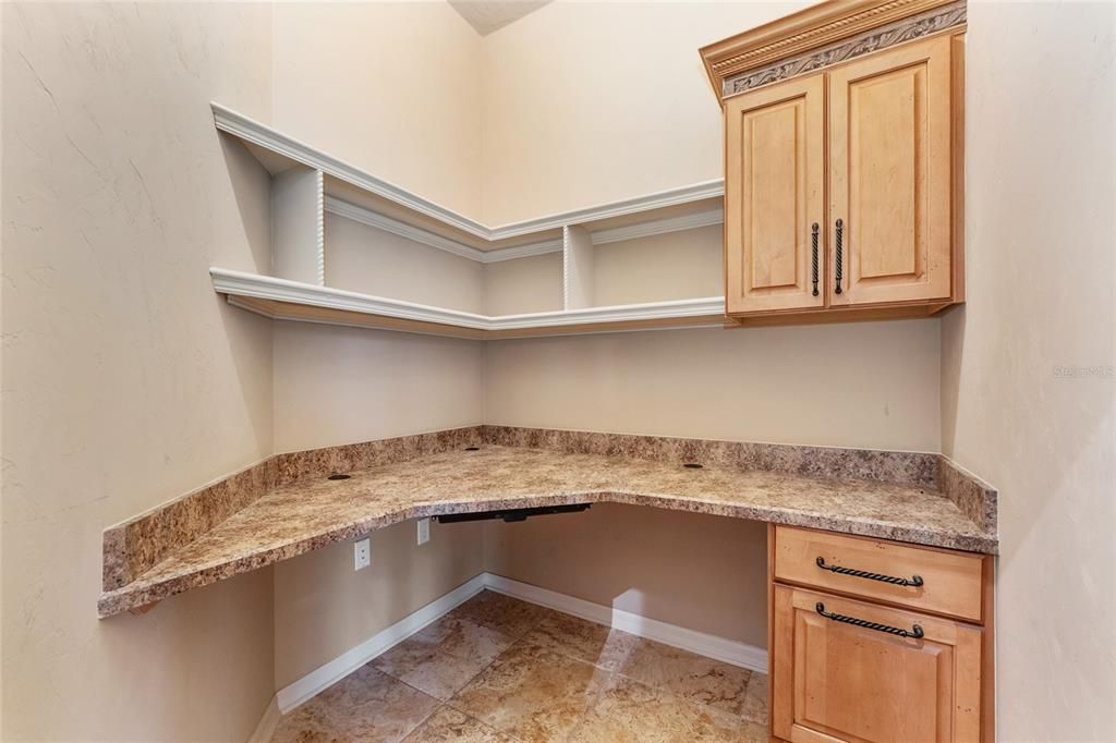 合同活跃: $999,000 (4 贝兹, 4 浴室, 4016 平方英尺)