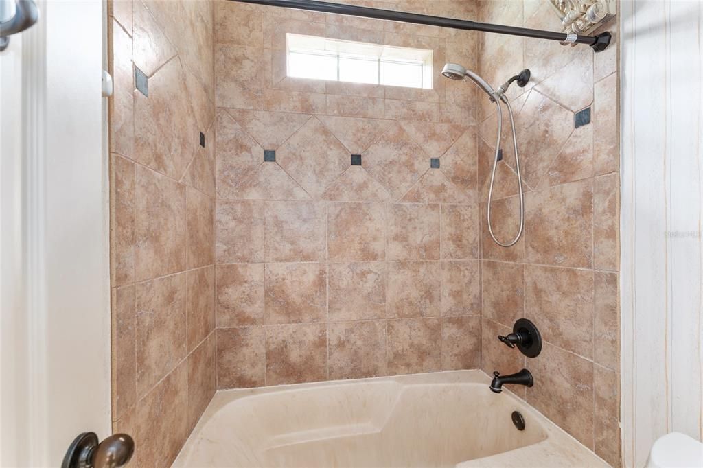 合同活跃: $999,000 (4 贝兹, 4 浴室, 4016 平方英尺)