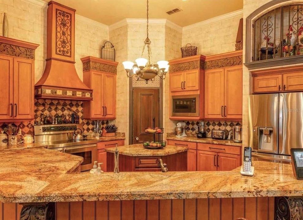 合同活跃: $999,000 (4 贝兹, 4 浴室, 4016 平方英尺)