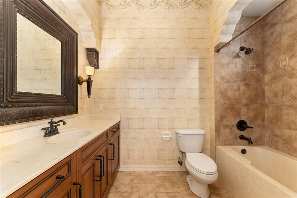 合同活跃: $999,000 (4 贝兹, 4 浴室, 4016 平方英尺)