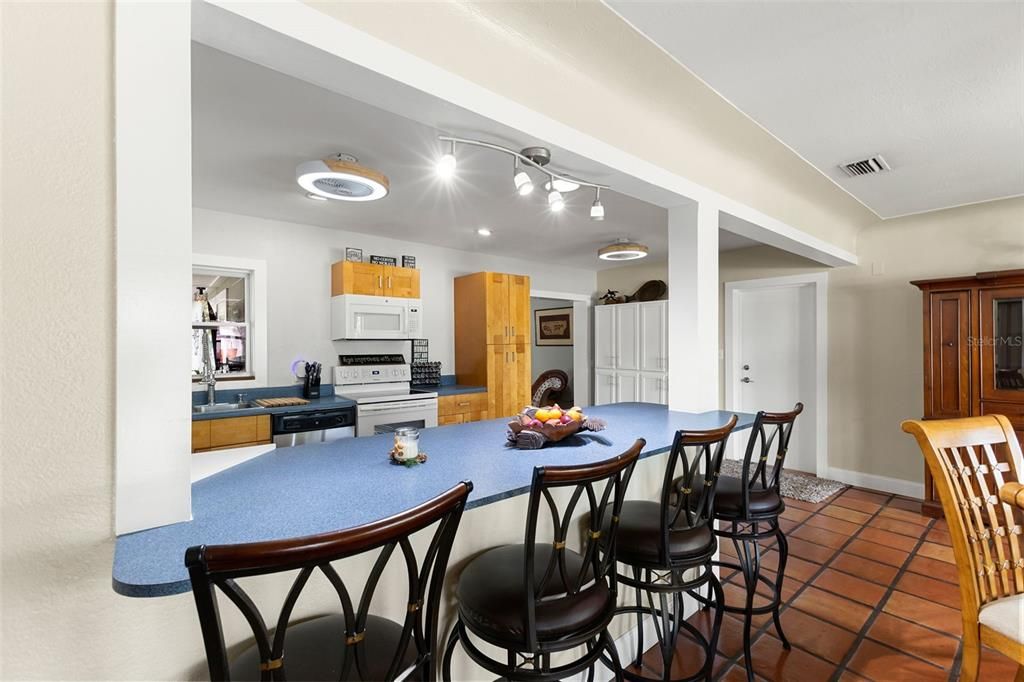 На продажу: $569,000 (3 спален, 2 ванн, 1604 Квадратных фут)