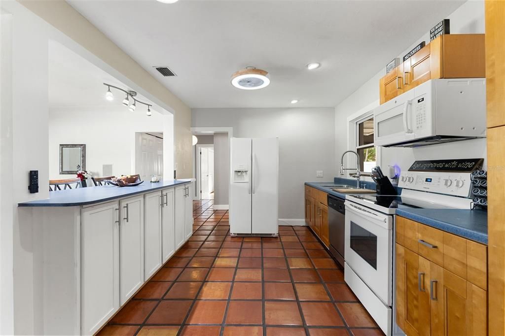 На продажу: $569,000 (3 спален, 2 ванн, 1604 Квадратных фут)