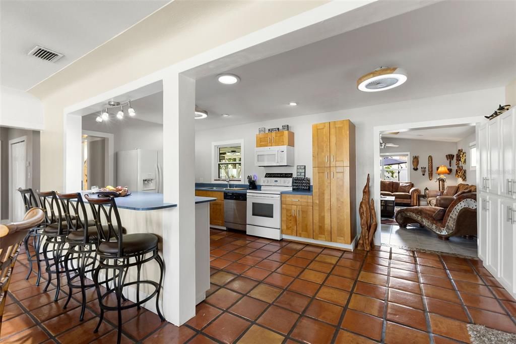 На продажу: $569,000 (3 спален, 2 ванн, 1604 Квадратных фут)