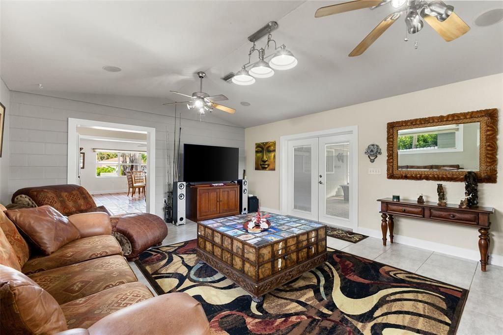 На продажу: $569,000 (3 спален, 2 ванн, 1604 Квадратных фут)