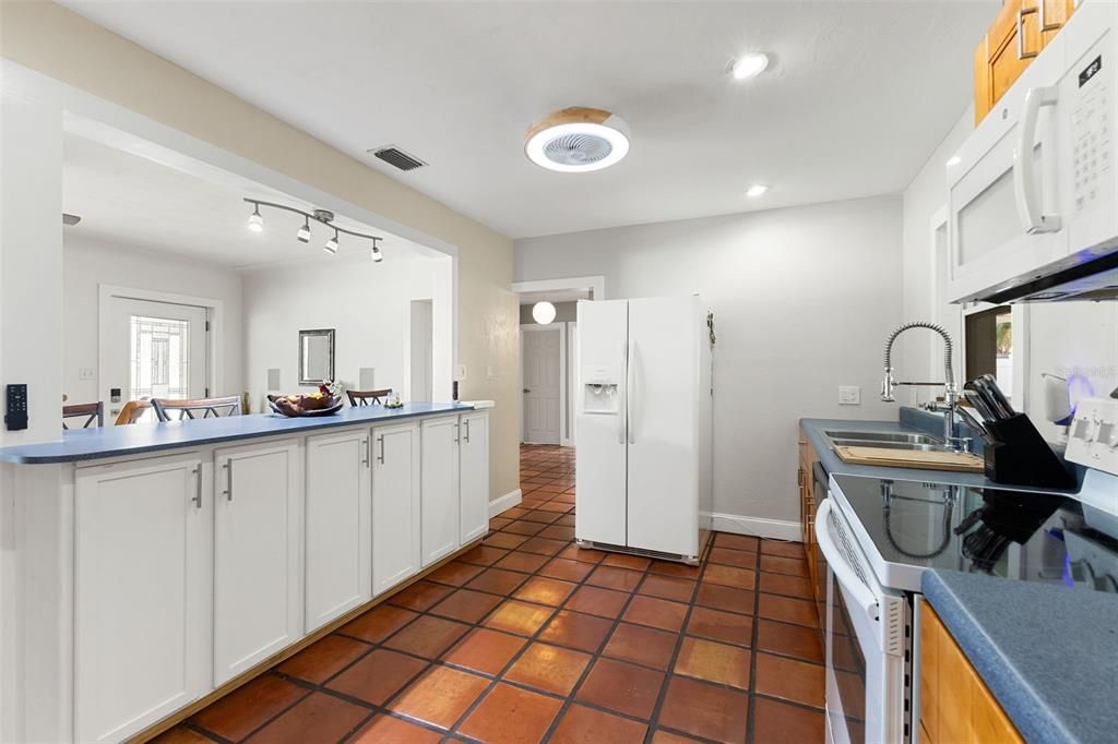 На продажу: $569,000 (3 спален, 2 ванн, 1604 Квадратных фут)