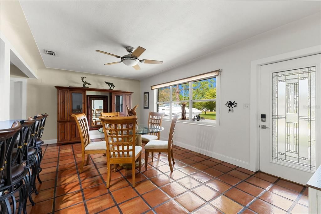 На продажу: $569,000 (3 спален, 2 ванн, 1604 Квадратных фут)