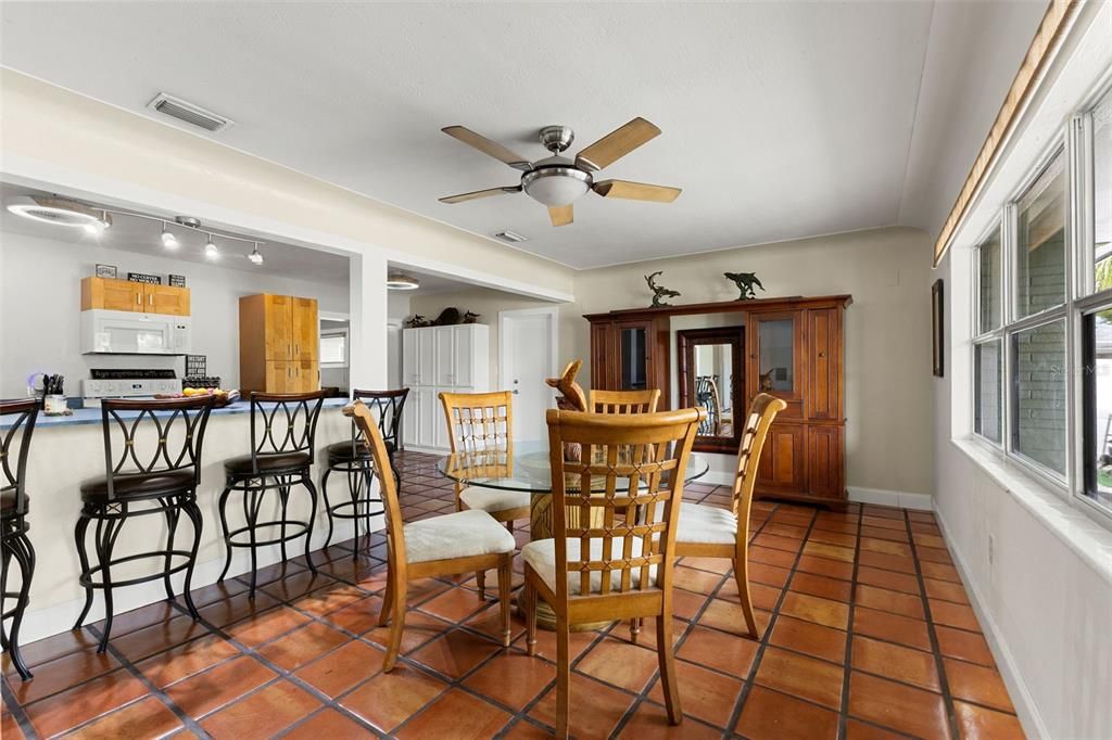 На продажу: $569,000 (3 спален, 2 ванн, 1604 Квадратных фут)