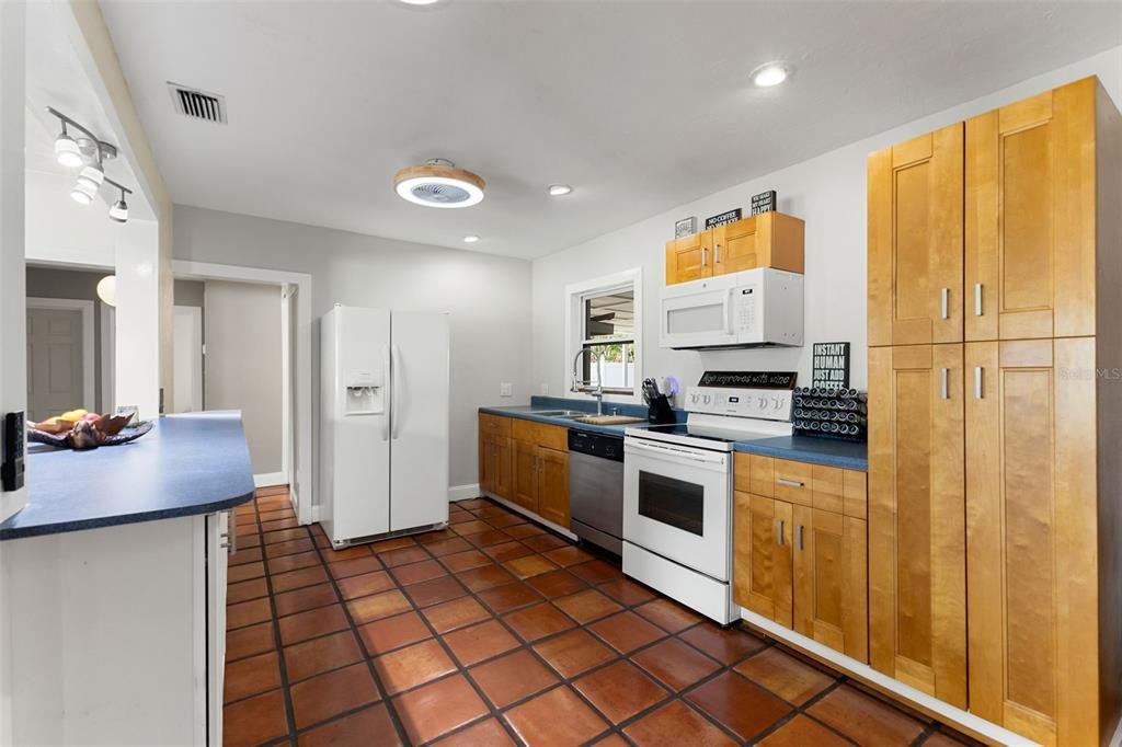 На продажу: $569,000 (3 спален, 2 ванн, 1604 Квадратных фут)