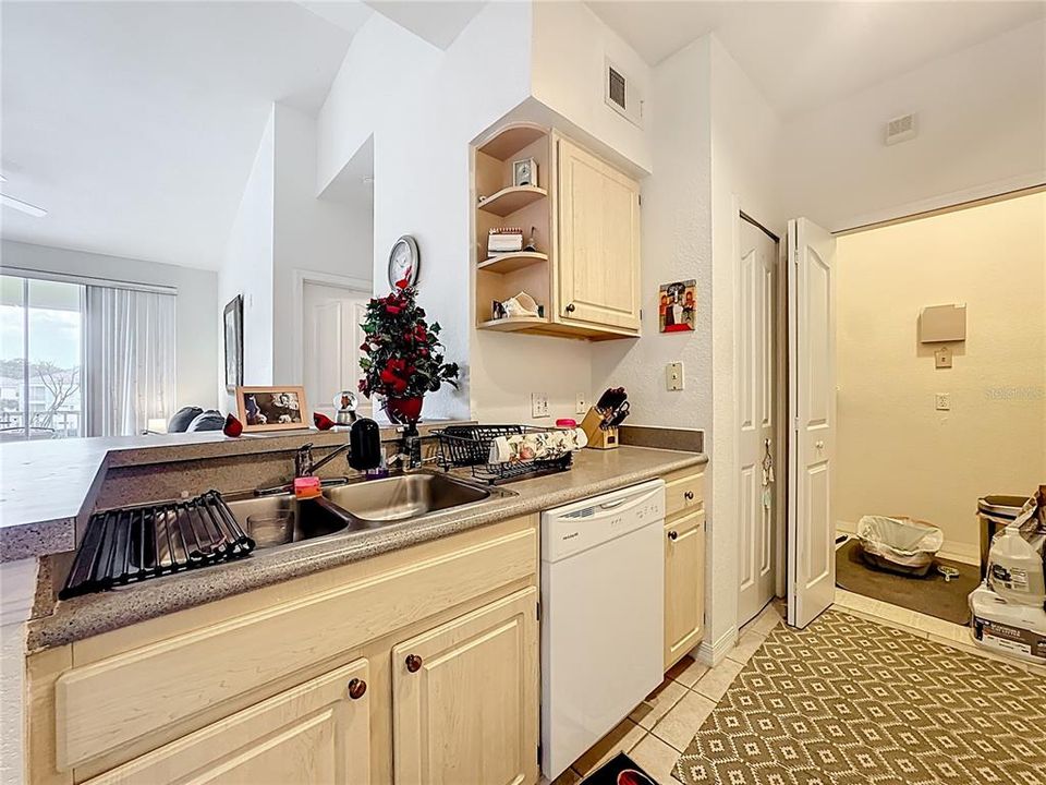 待售: $180,000 (1 贝兹, 1 浴室, 672 平方英尺)