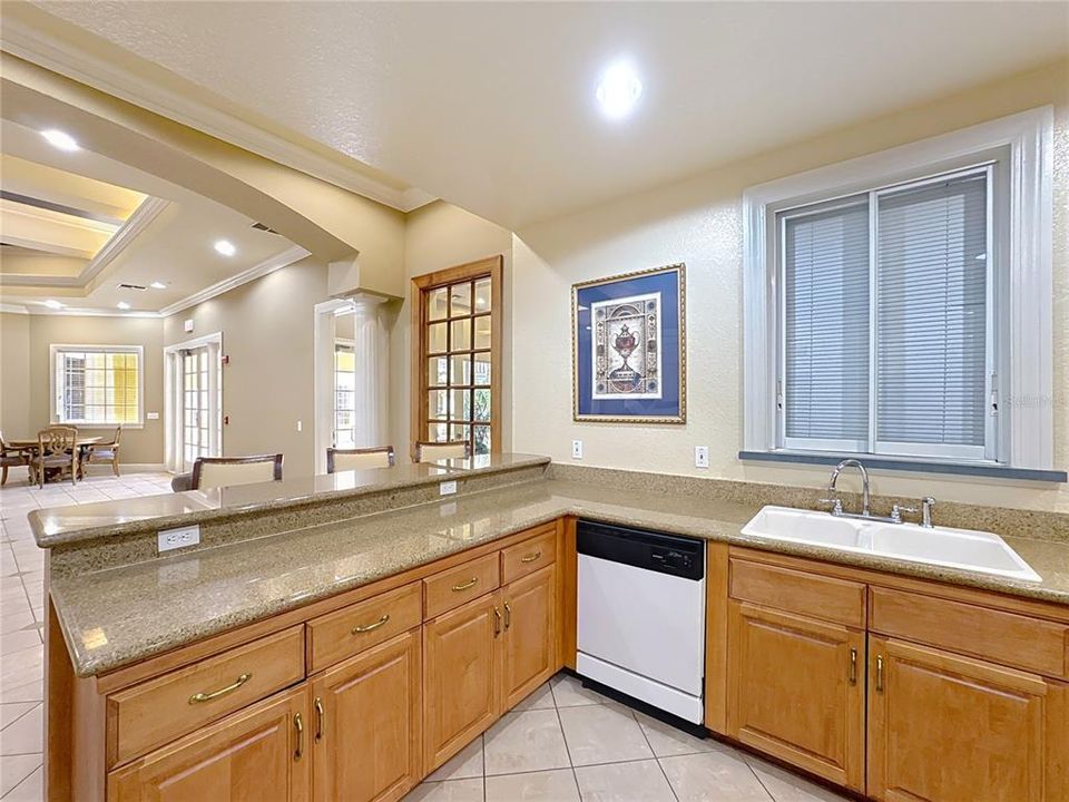 待售: $180,000 (1 贝兹, 1 浴室, 672 平方英尺)