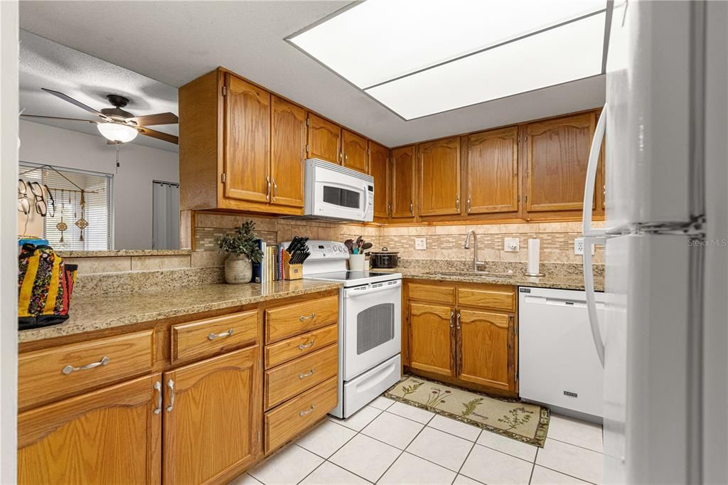 待售: $138,000 (2 贝兹, 2 浴室, 1100 平方英尺)