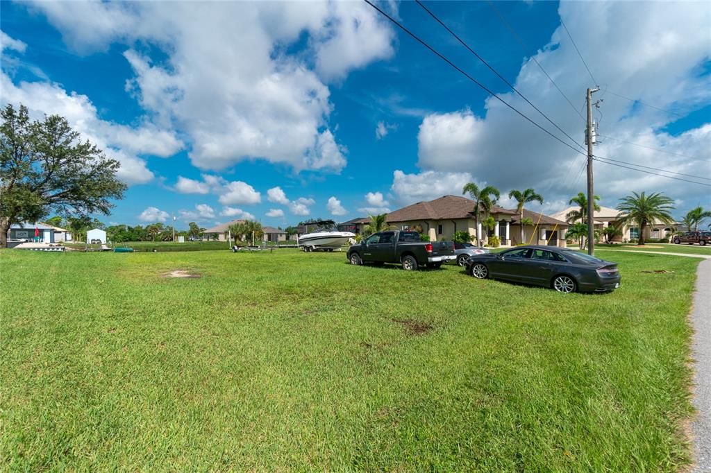 На продажу: $99,900 (0.23 acres)