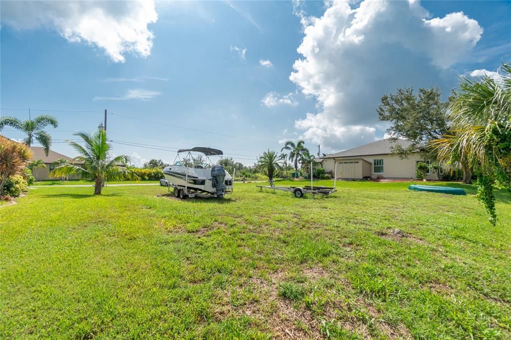 На продажу: $99,900 (0.23 acres)