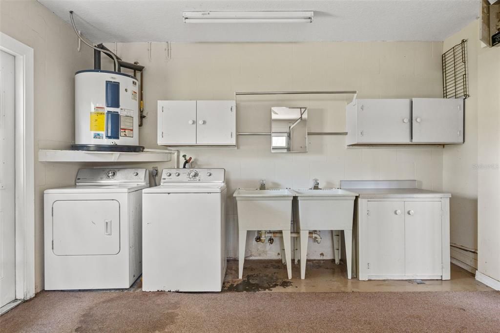 For Sale: $405,000 (3 beds, 2 baths, 1946 Square Feet)